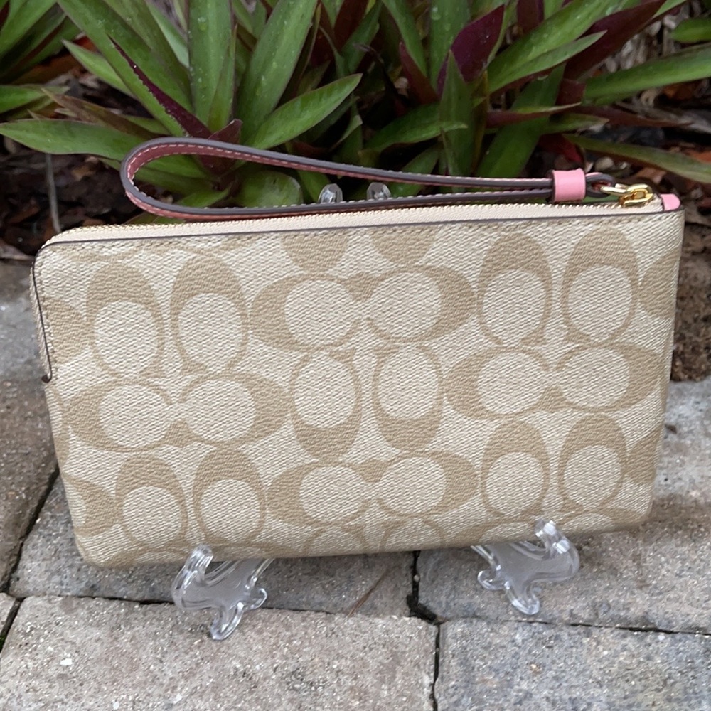 COACH SIGNATURE DISNEY LARGE CORNER ZIP WALLET - Picture 2 of 16